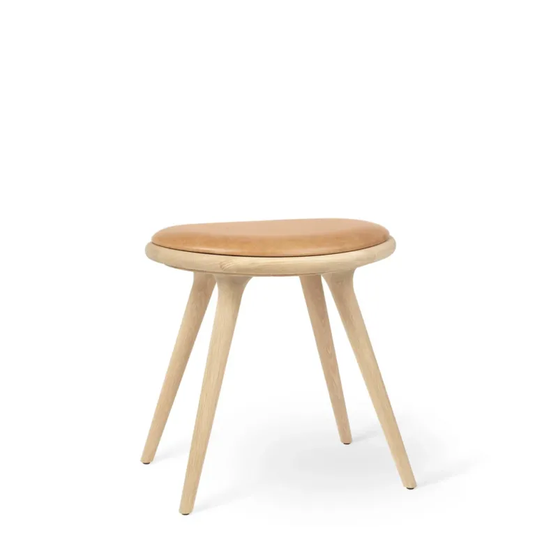 Low Stool, seifenbehandelt Eiche, Pista Sand Leder, 47 cm Hocker von Mater