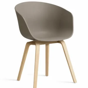 About a Chair AAC22, seifenbehandelte Eiche von HAY