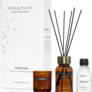 Wellmark giftset geurstokjes & kaars - cedarwood - amber - 220gr - 200ml - tekst: just relax & smells like home
