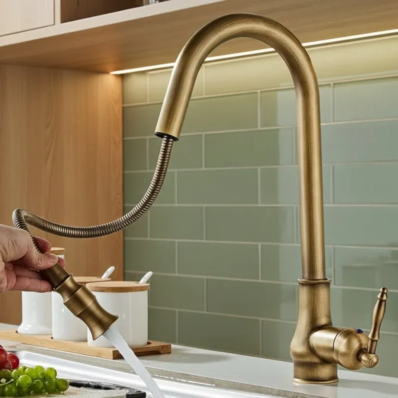 Küchenarmatur mit Ausziehbrause in Antik-Bronze für den Alltag