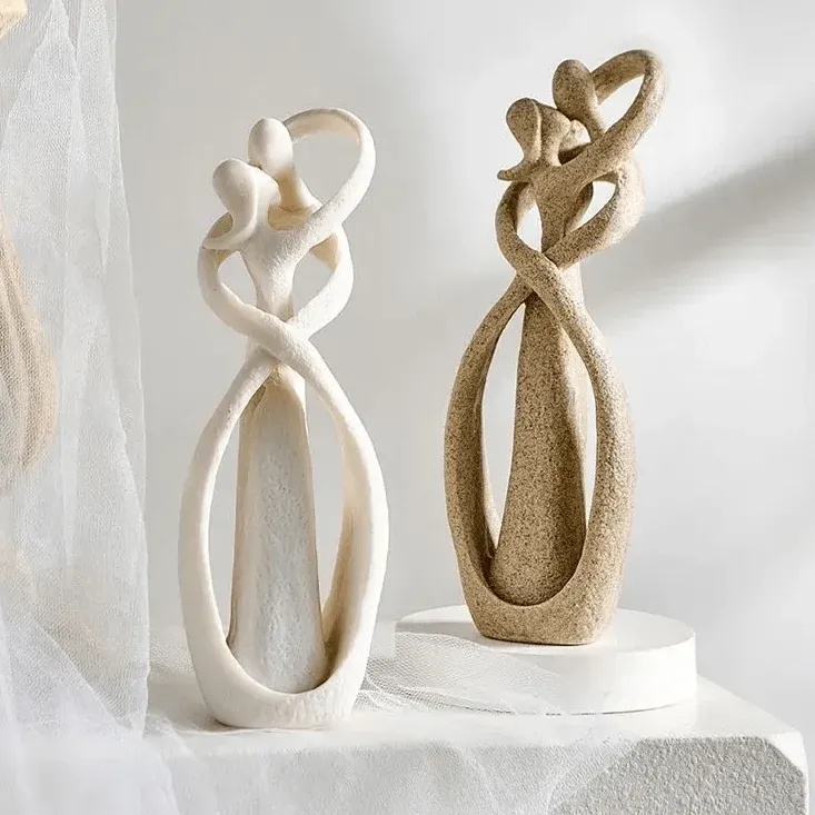 Abstrakte Liebesskulptur aus Resin – Elegante Dekofigur – Bild 3
