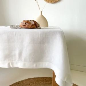 Tischdecke aus gebrochenem weißem Leinen mit Hohlsaum und Kuvertecken - Linen Notes