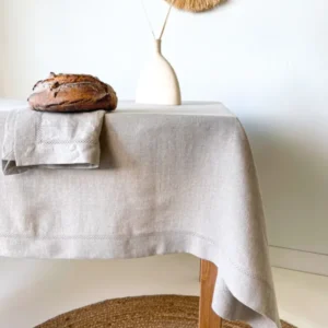 Beige Leinentischdecke mit Hohlsaum und Kuvertecken - Linen Notes