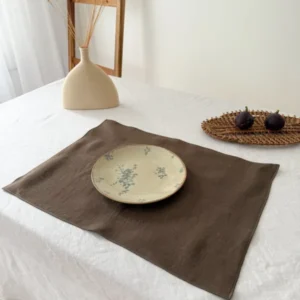 Tischset aus braunem Leinen mit Rollsaum