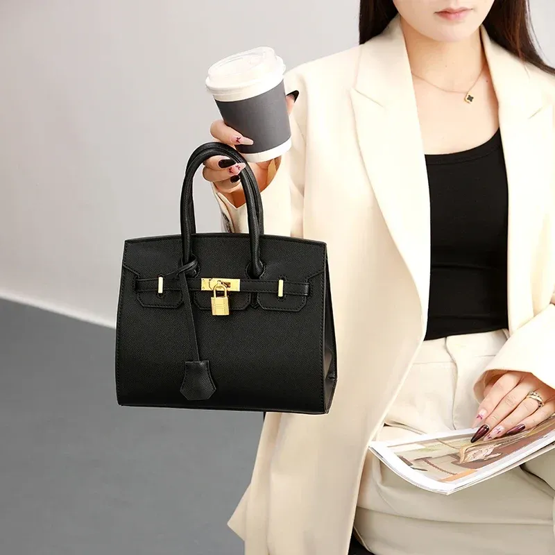 Classic Leather Handbag Structured Design With Gold Hardware - Product detail 4