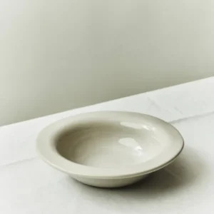 S.R. Small Shallow Bowl von Louise Roe