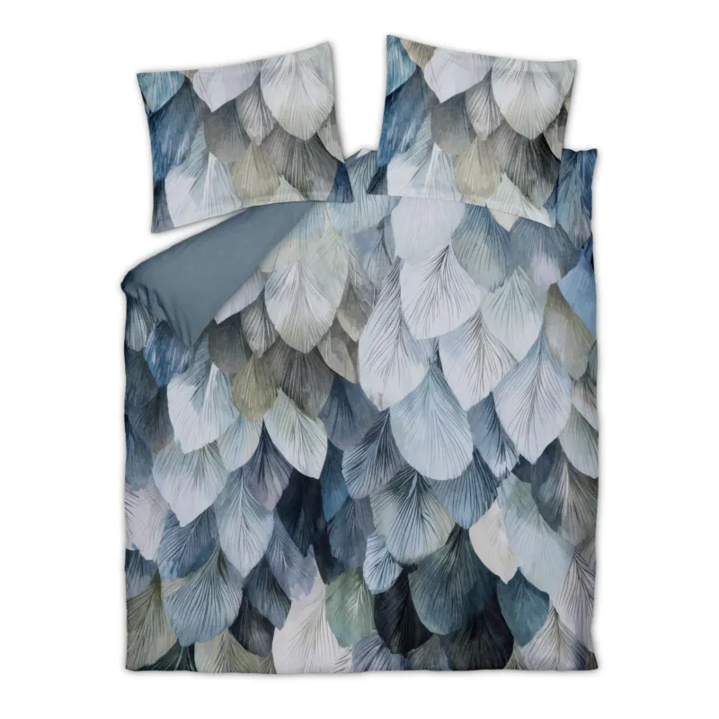 Vandyck Dawnpetal dekbedovertrek in kleur Faded Denim met print van bladeren en effen blauwe onderzijde (SAM126225 184)