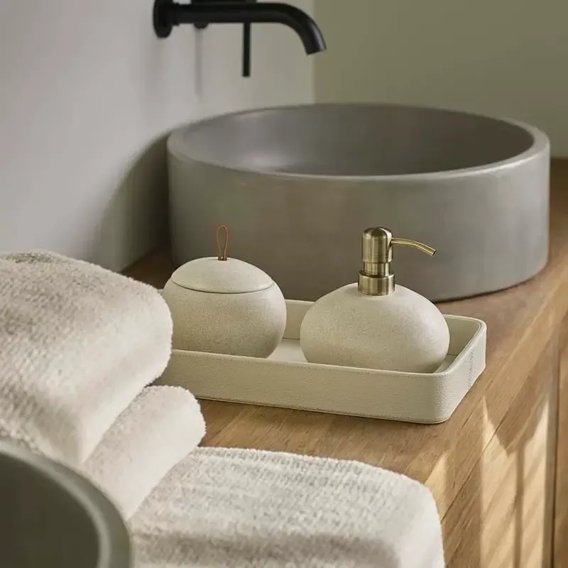 Ugo Badaccessoires von Aquanova in Sand mit Seifenspender, Zahnputzbecher, WC-Bürste und Ablage – modernes Badaccessoires-Set in warmem Beige