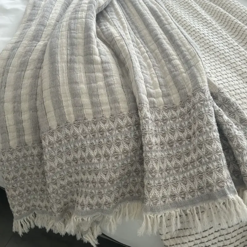 Baumwoll-Plaid in Natur Grau mit Struktur und Bordüre – weiche und stilvolle Wohndecke für ein gemütliches Zuhause.