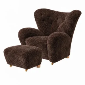 Audo Copenhagen - The Tired Man inklusive Hocker, Schaffell in Espresso und Beine aus Eiche
