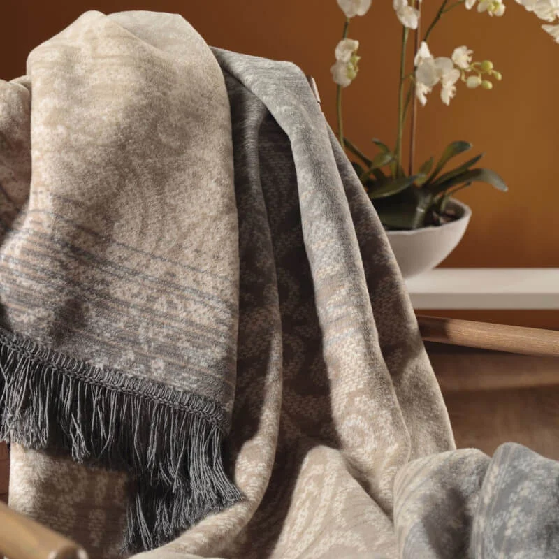 Orientalisch gemustertes Plaid – Kuscheldecke in Grau und Beige mit Fransen