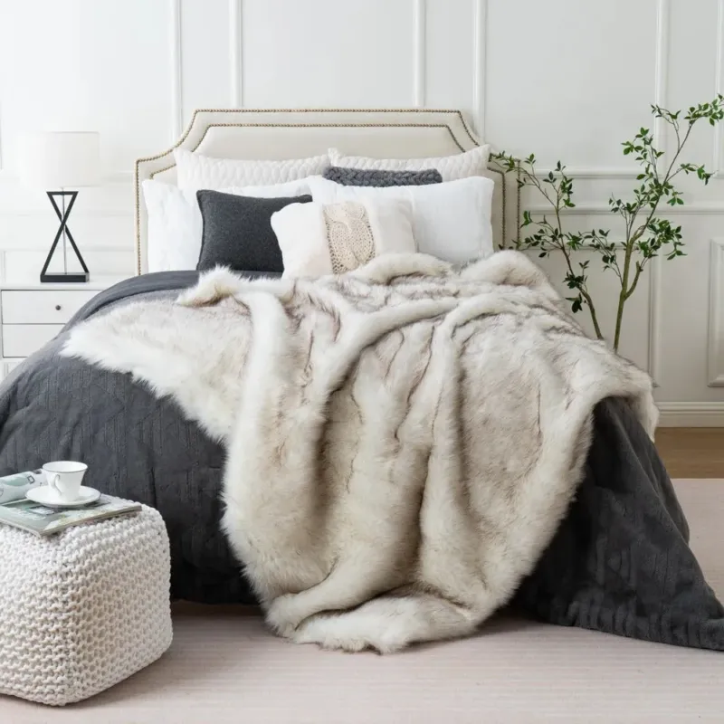 Luxury Faux Fur Throw Blanket Premium Fox Fur Design - Product showcase