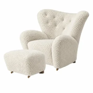 Audo Copenhagen - The Tired Man inkl. Hocker, Schaffell Off-White und Beine aus dunkel gebeizter Eiche